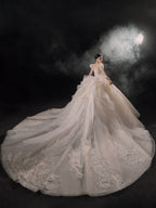 Vestido de Noiva Real com Mangas Bufantes, Bola de Cristal, Cauda de Catedral e Aplicações de Renda 3D