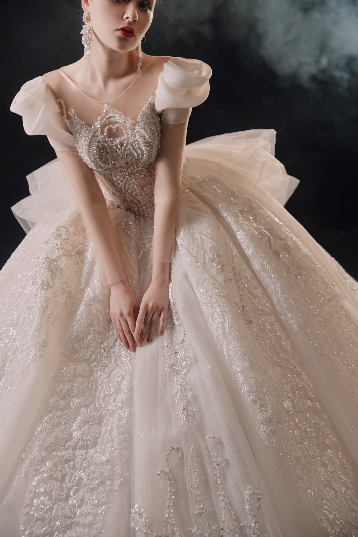 Vestido de Noiva Real com Mangas Bufantes, Bola de Cristal, Cauda de Catedral e Aplicações de Renda 3D