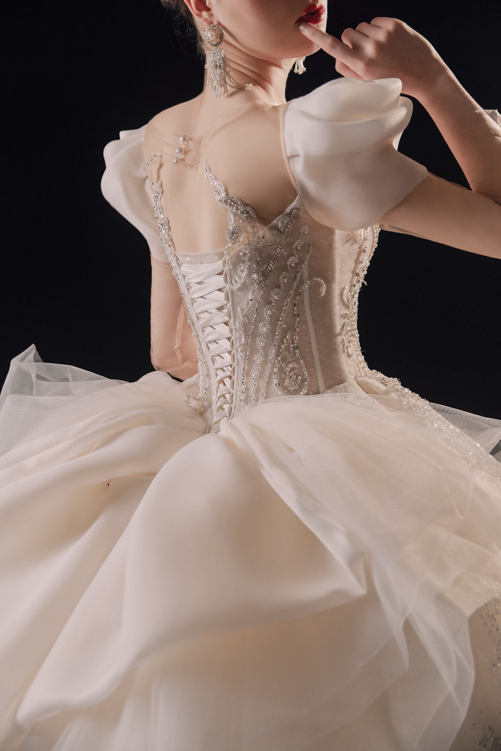 Vestido de Noiva Real com Mangas Bufantes, Bola de Cristal, Cauda de Catedral e Aplicações de Renda 3D