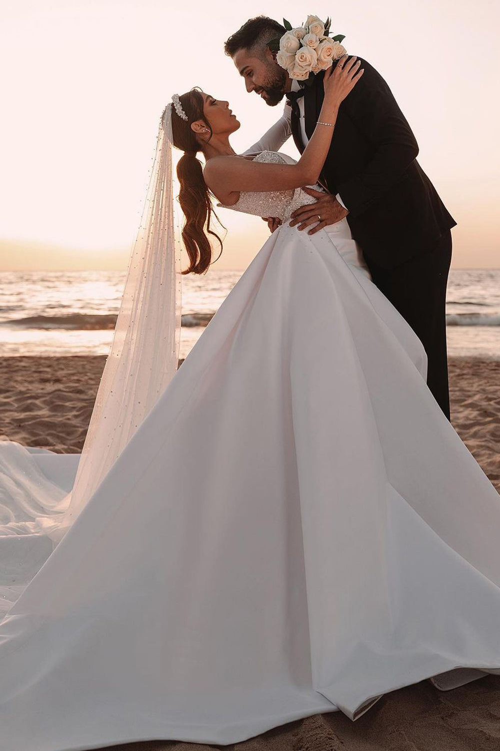 Vestido de noiva comprido com um ombro evasé e lantejoulas