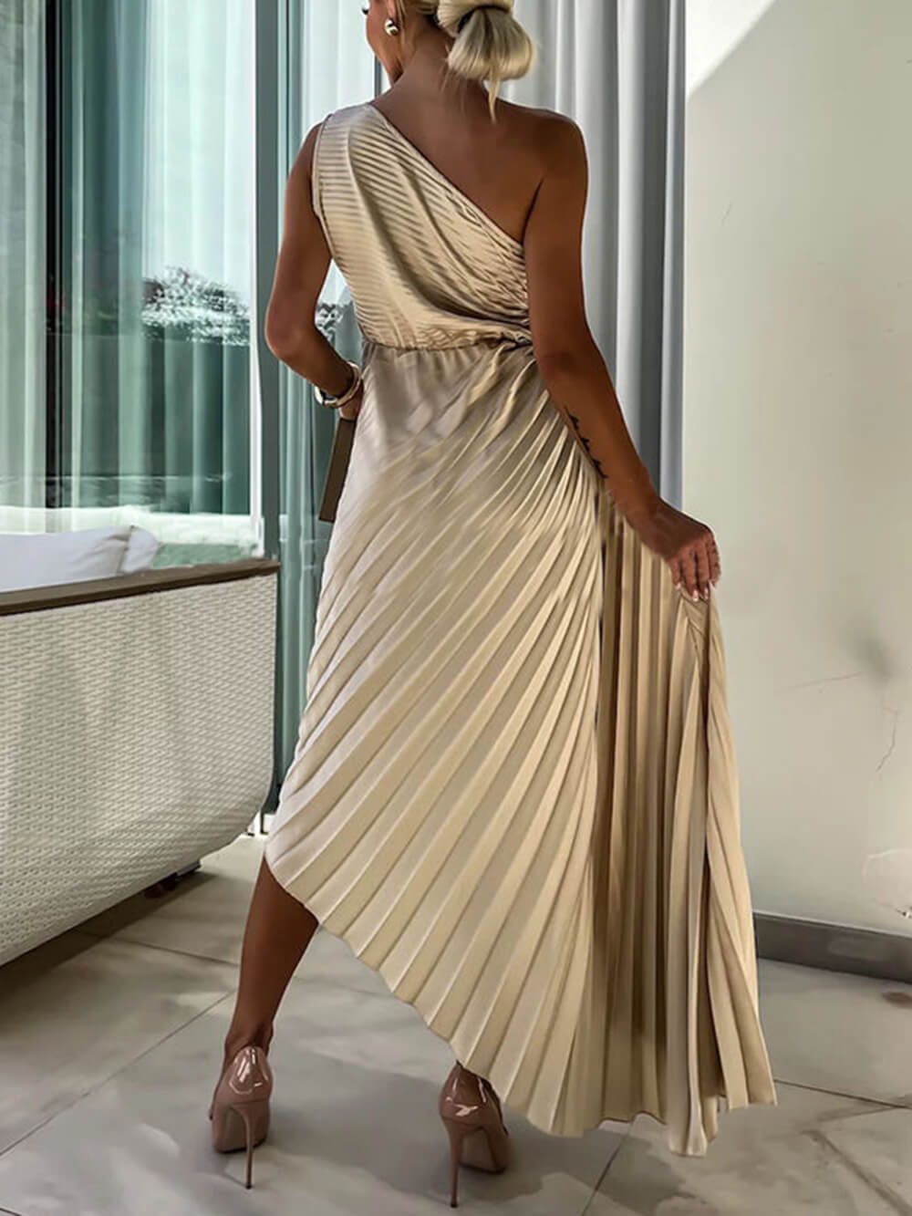 Robe longue plissée unilatérale ajourée extensible guillochée pour une nuit romantique
