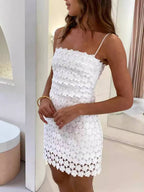 Abito Mini Scollato in Pizzo con Bretelle Sexy per l'Estate