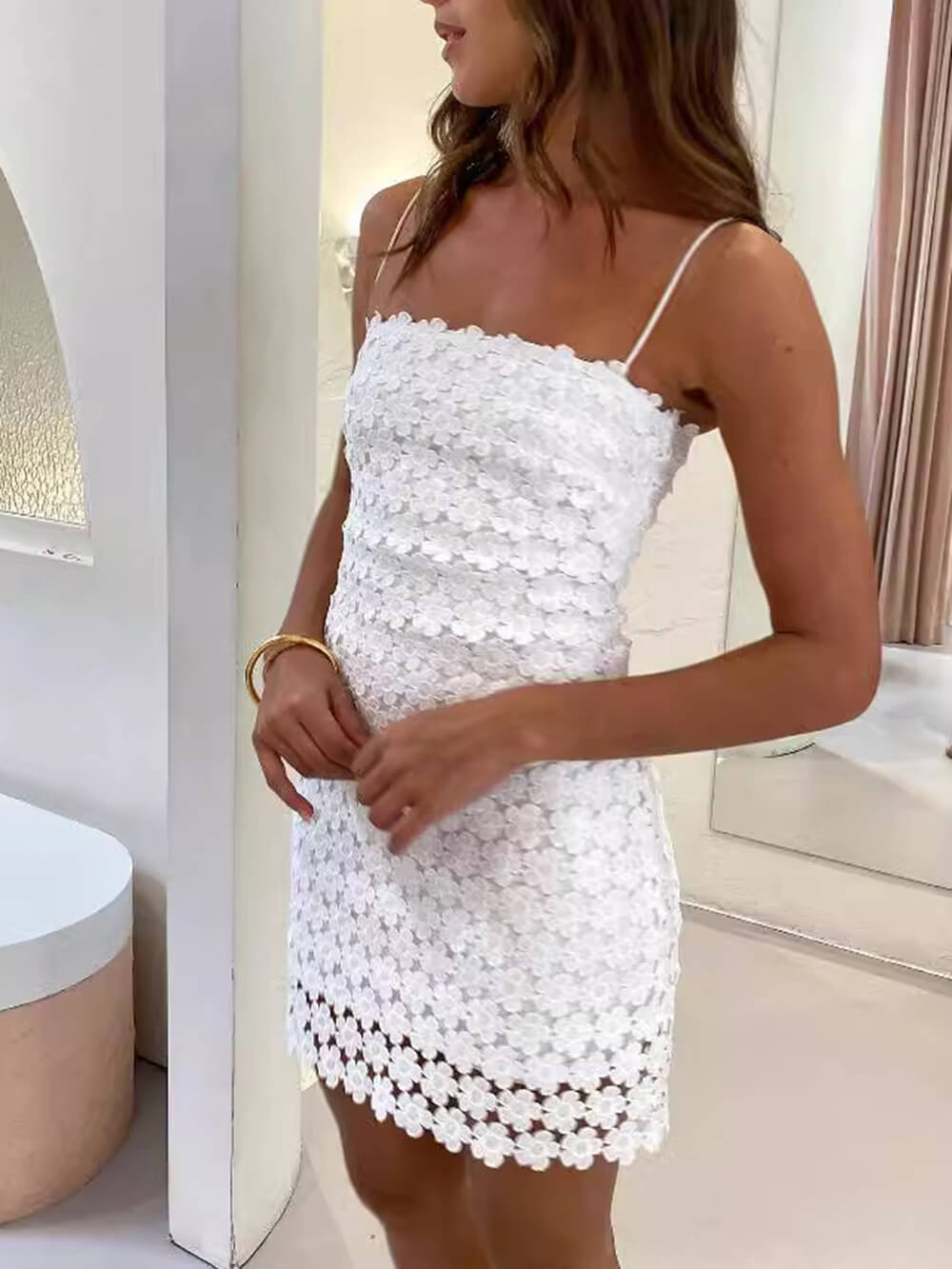Abito Mini Scollato in Pizzo con Bretelle Sexy per l'Estate