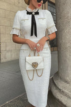 Elegantes Plissee-Tweed-Midikleid mit Perlenbesatz und Samtschleife