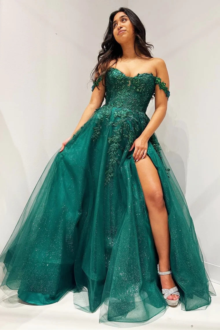 Vestido longo de baile com aplicação de lantejoulas esmeralda, decote ombro a ombro e corte em linha A