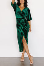 Vestido de noite sexy com saia irregular e decote em V