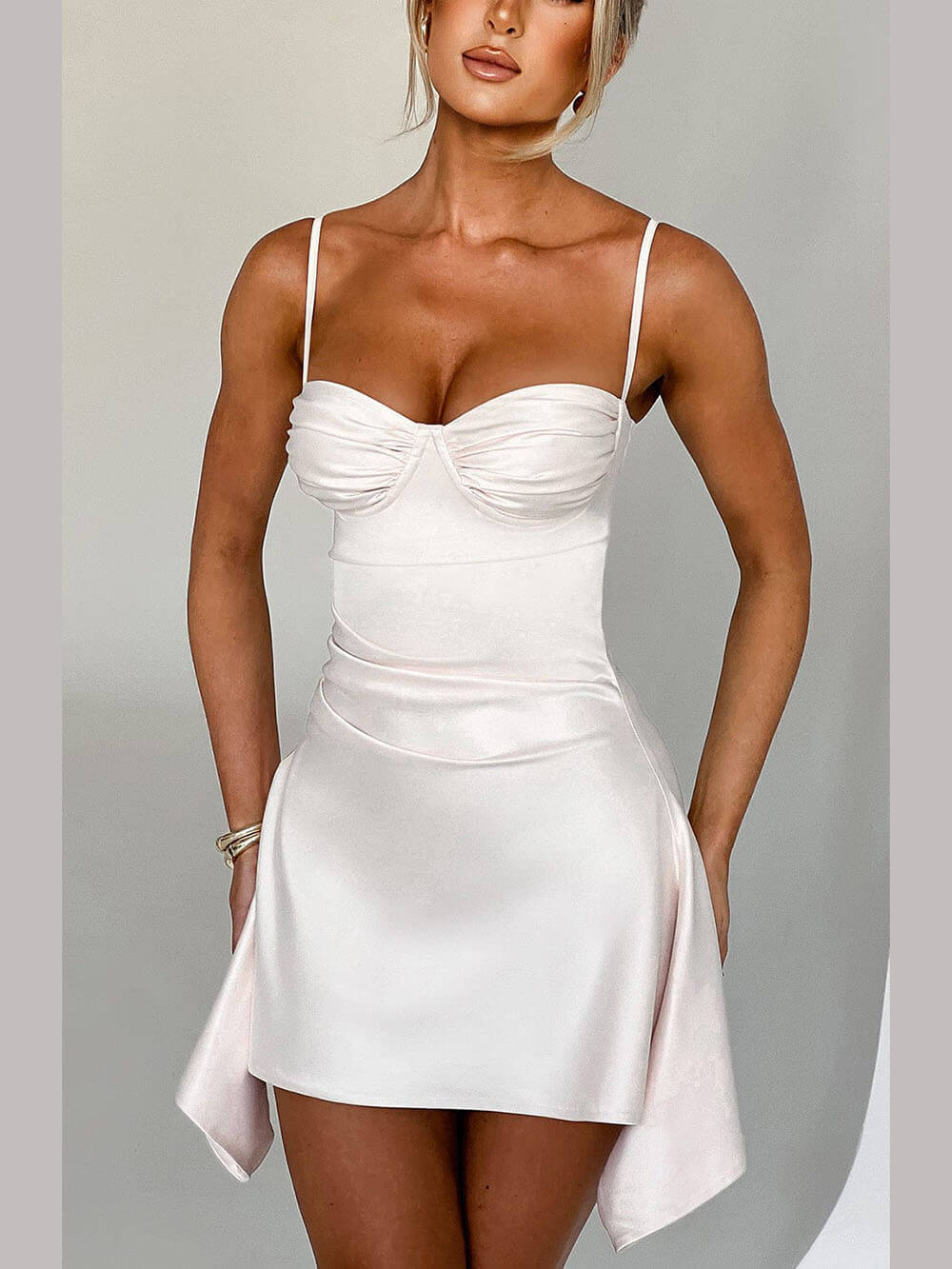 Minikleid mit unregelmäßigen Trägern 