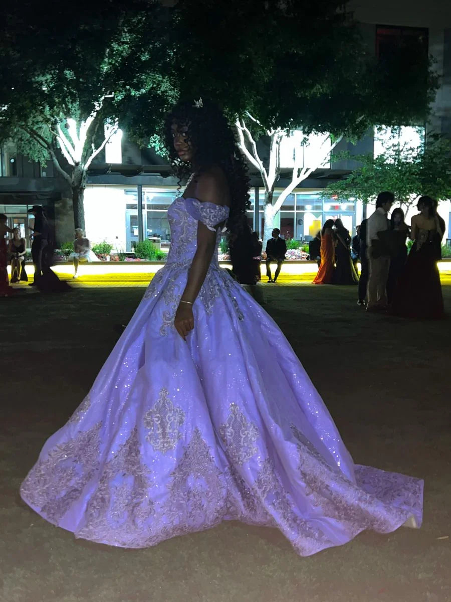 Deslumbrante Vestido de Baile Roxo com Ombros Descobertos Vestido Doce 16 Anos, Vestido de Princesa de Aniversário Y4799