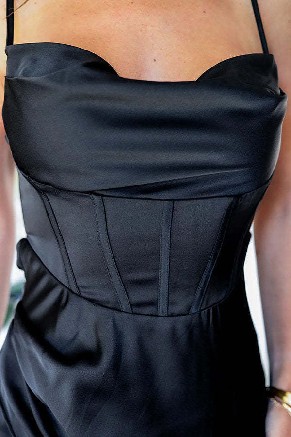 Vestido largo con abertura en el busto y corsé de satén de tacto lujoso y atemporal 