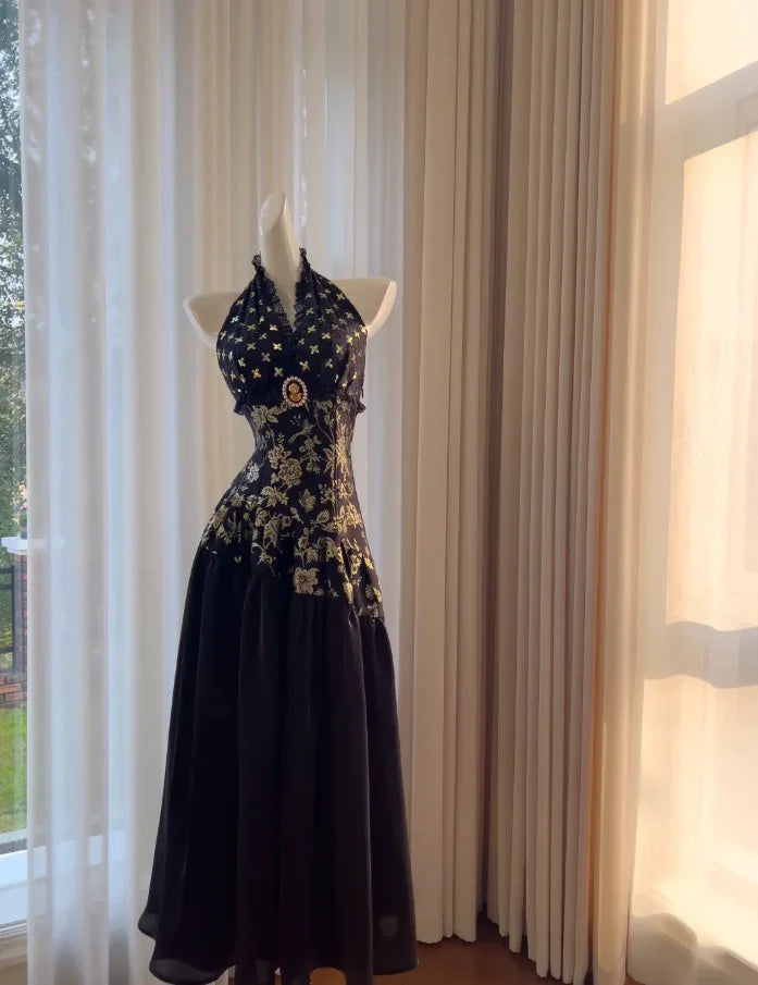 Vestido de noite longo elegante preto com alças ao pescoço, cetim estampado, flores e lantejoulas, corte evasê, vestido de baile Y8568