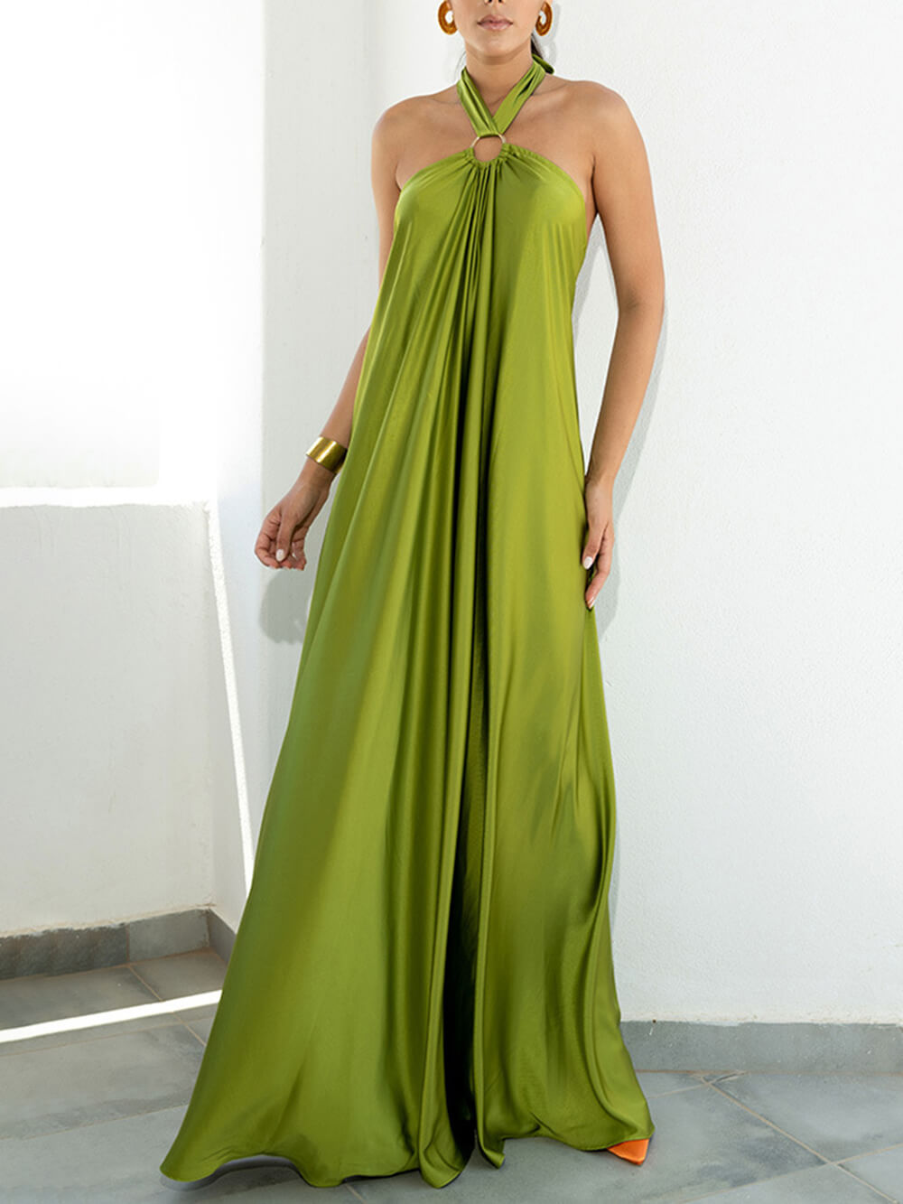 Robe d'été d'humeur satinée à col bénitier et coupe évasée