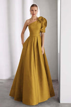 Um vestido de baile longo sem mangas do ombro com cores plissadas do costume dos bolsos