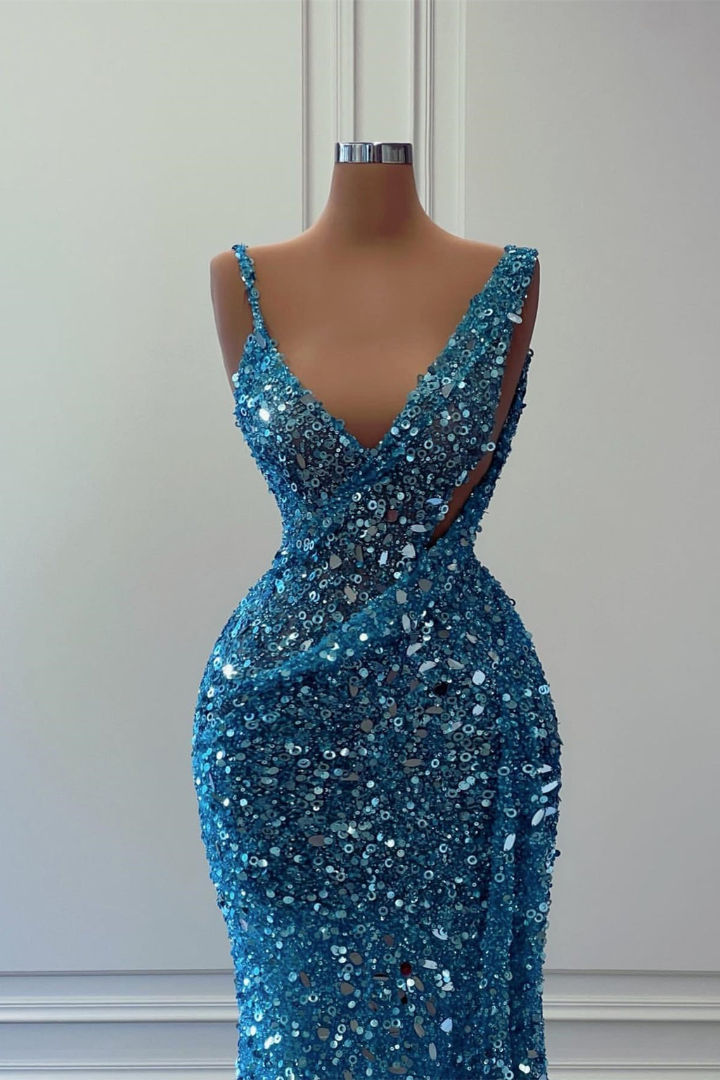 Abito lungo da sera a sirena senza maniche con scollo a spalle scoperte e paillettes