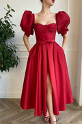 Robe courte de bal fendue devant rouge avec encolure carrée et manches courtes