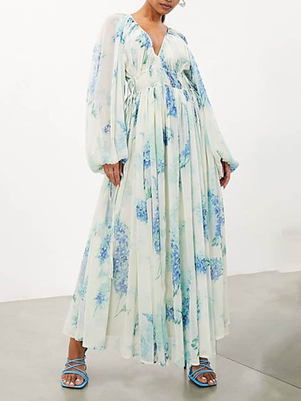 Robe longue en mousseline de soie à motifs floraux et à cordon de serrage à la taille
