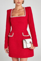 Vestido Mini com Tecido Tweed Feminino e Glamoroso, Aplicações de Pérolas, Manga com Fenda Longa e Bolsos