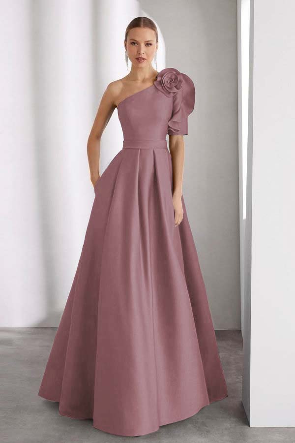 Um vestido de baile longo sem mangas do ombro com cores plissadas do costume dos bolsos