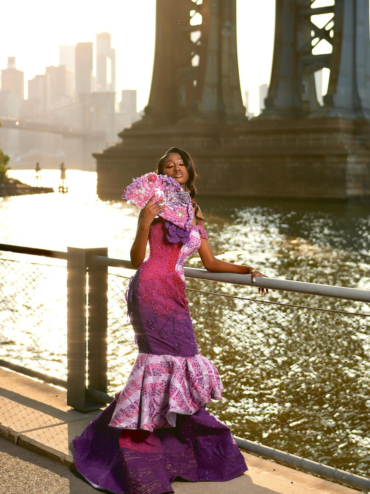 Vestido de baile sereia magenta e roxo real com folho inspirado na herança