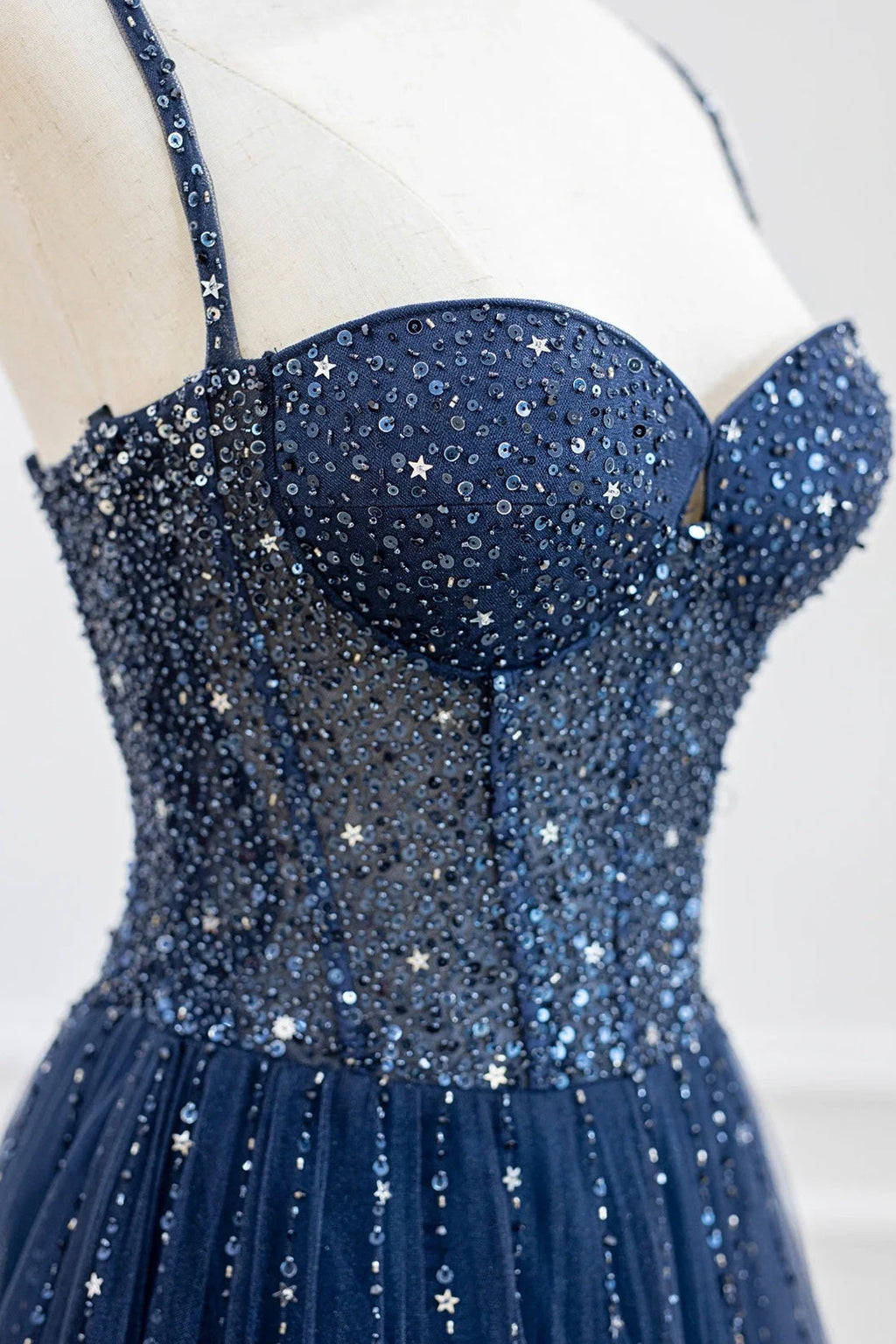 Abito lungo da sera formale in tulle con perline
