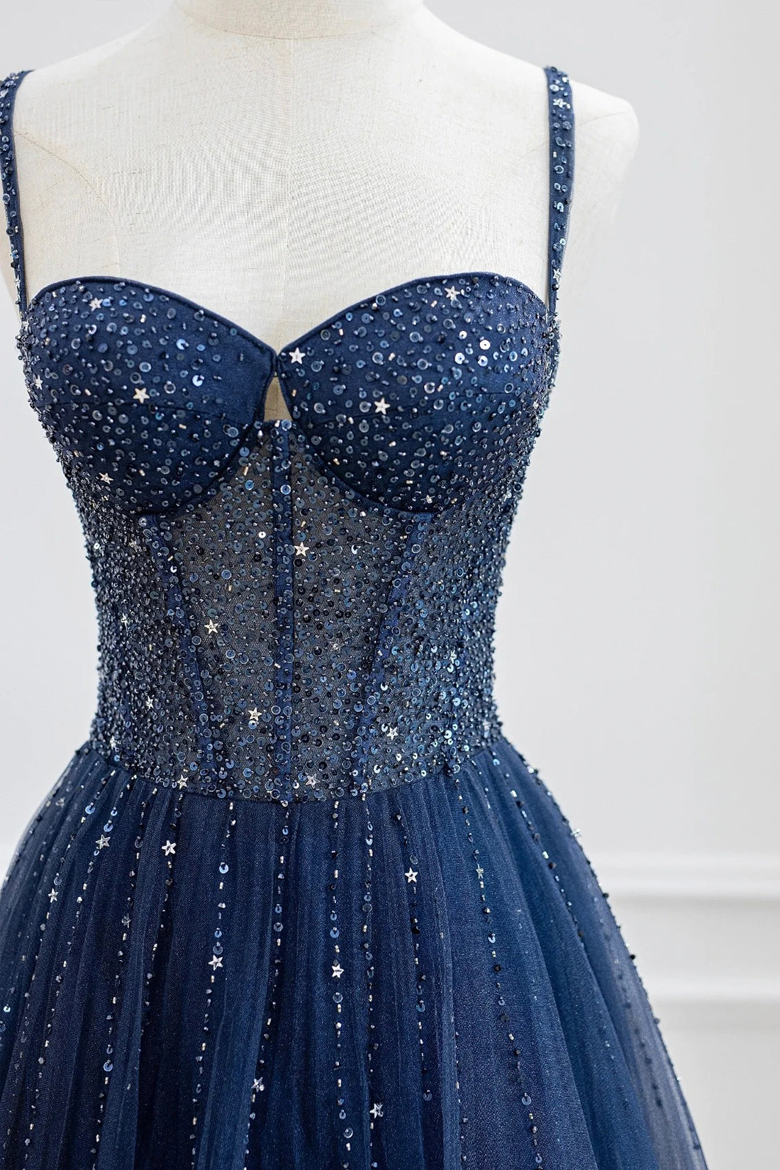 Abito lungo da sera formale in tulle con perline