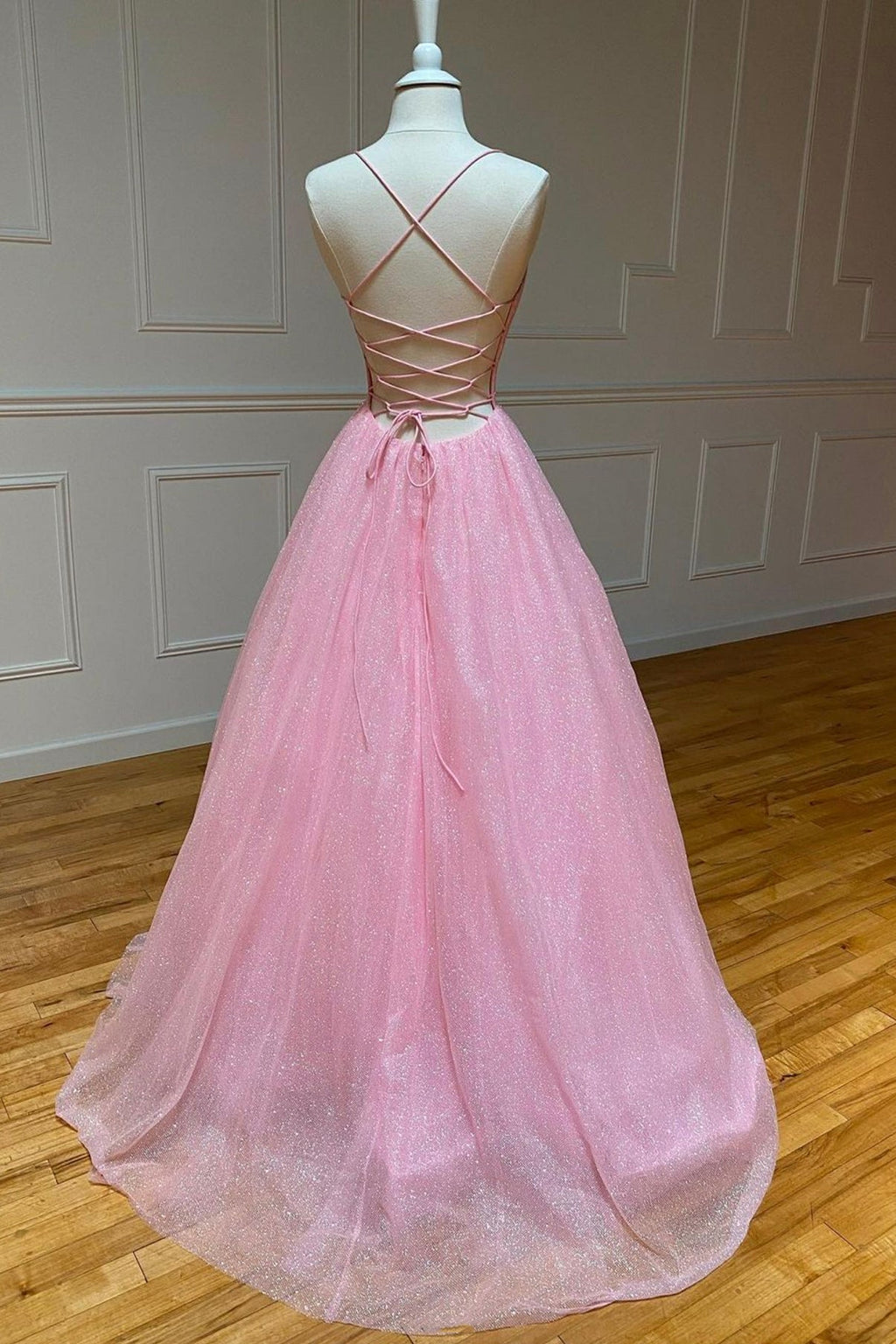 Langes rückenfreies Ballkleid aus Tüll in A-Linie mit V-Ausschnitt