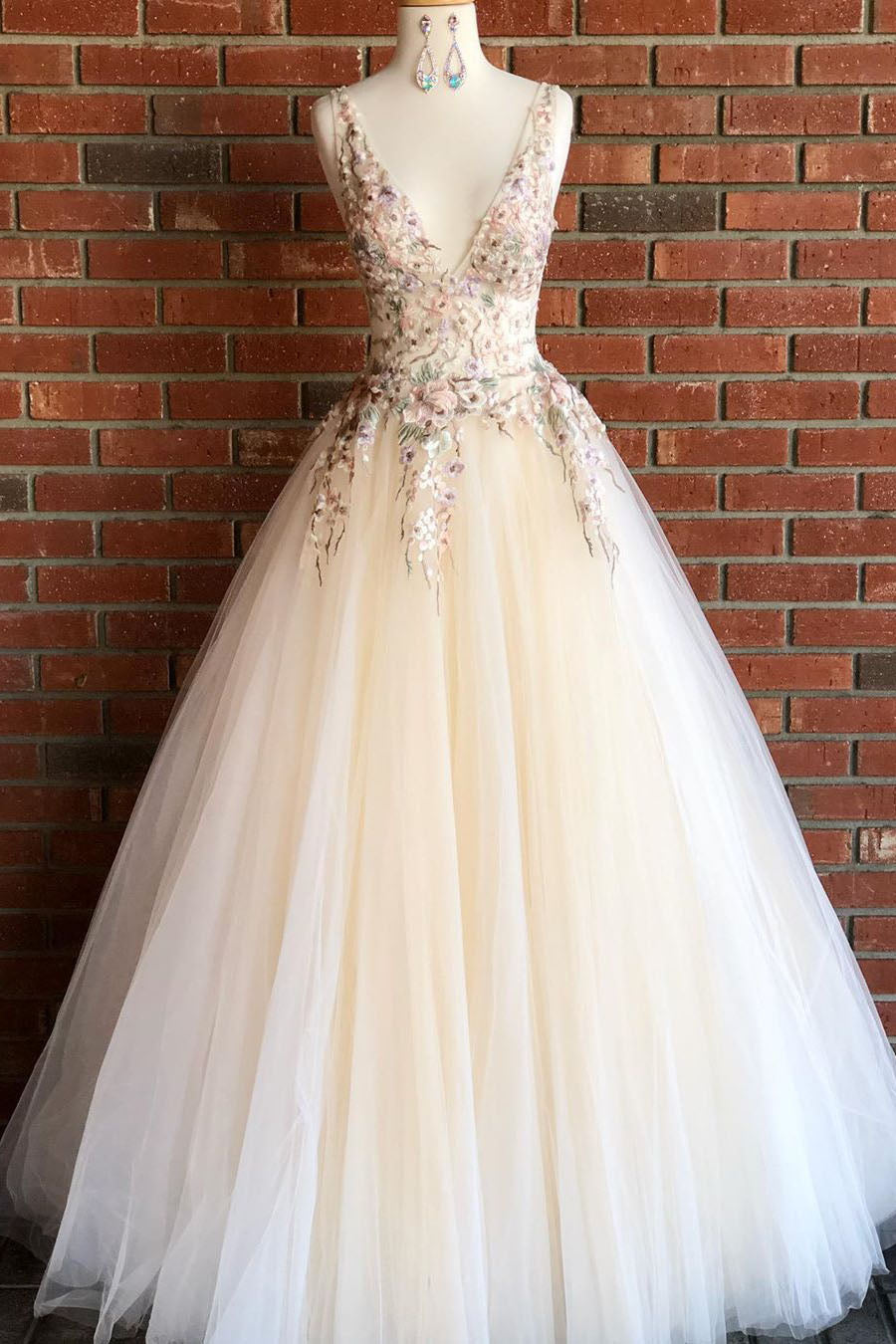 Vestido longo de cerimónia elegante com decote em V e bordado floral em marfim