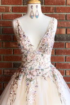 Vestido longo de cerimónia elegante com decote em V e bordado floral em marfim