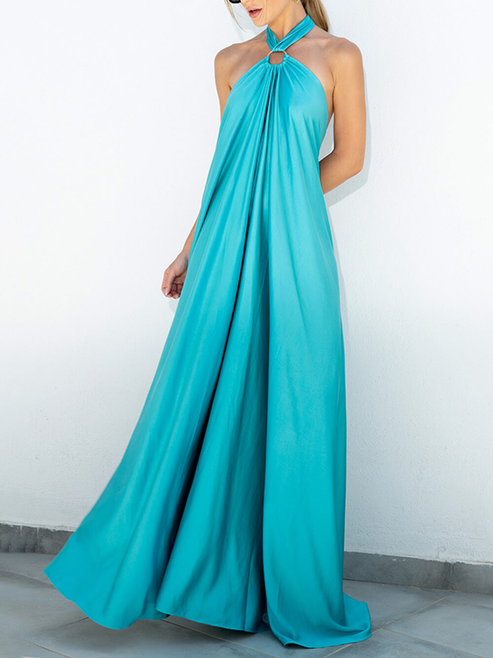 Robe d'été d'humeur satinée à col bénitier et coupe évasée