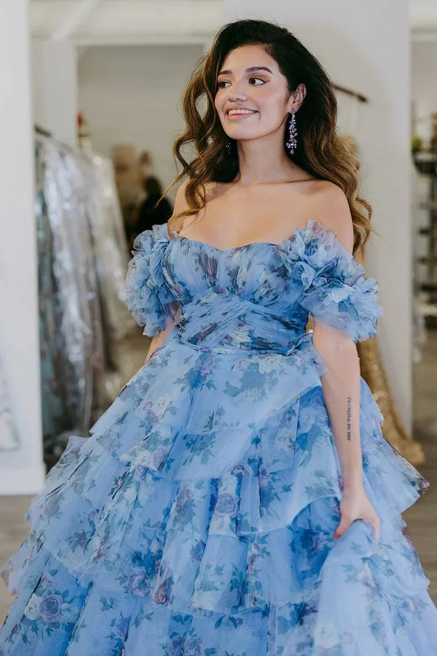 Sigourney | Vestido largo de gala azul con flores, corte en línea A y volantes en capas