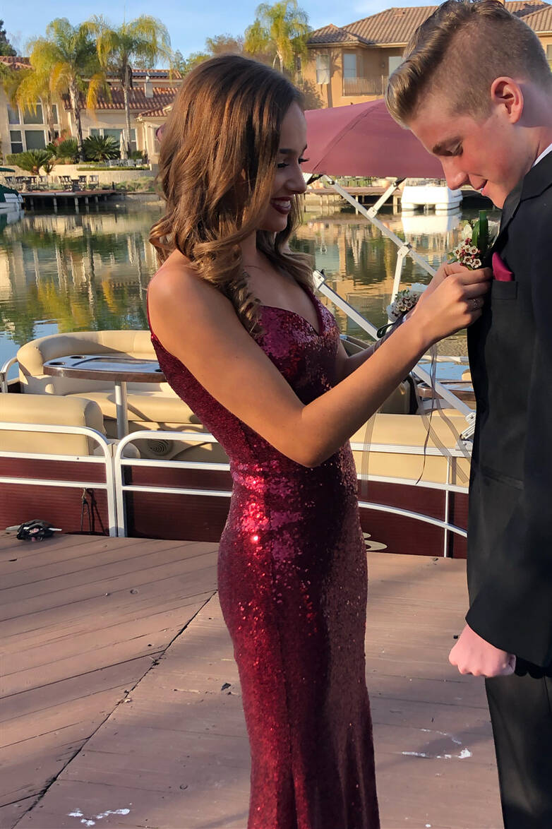 Vestido longo de baile bordô com decote em V e brilho, estilo sereia