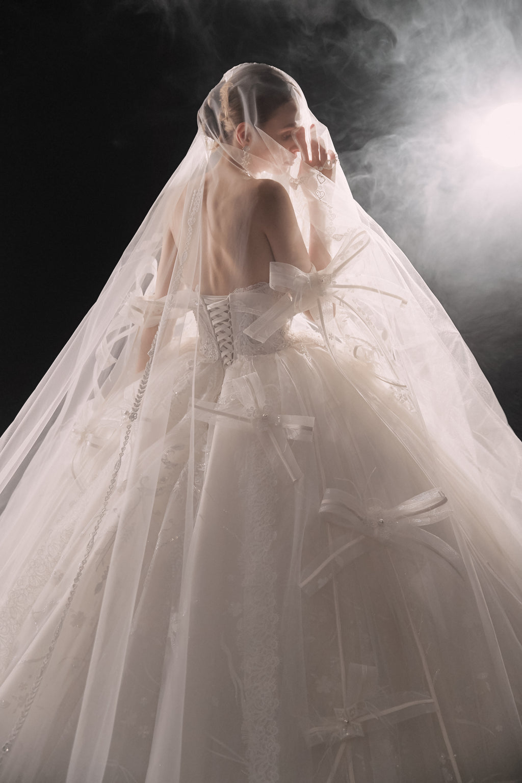 Ätherhaftes trägerloses Ballkleid aus Tüll mit Kathedralenschleppe und zarten Schleifen