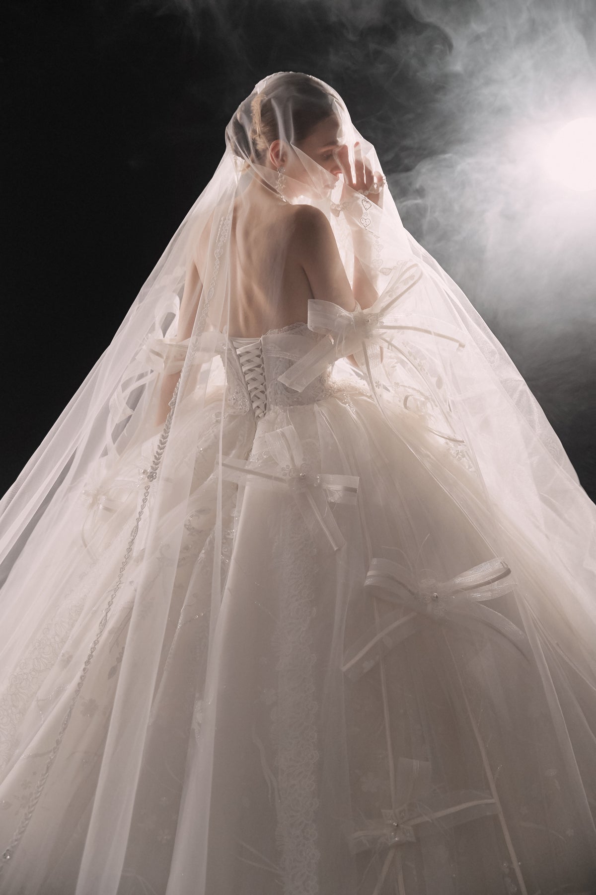 Ätherhaftes trägerloses Ballkleid aus Tüll mit Kathedralenschleppe und zarten Schleifen