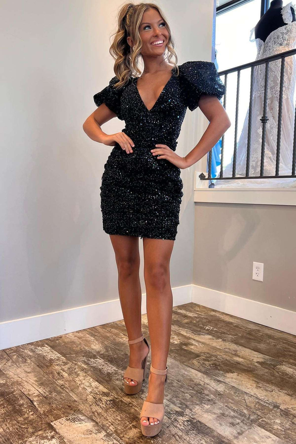 Isabela | Schwarzes, kurzärmliges Homecoming-Kleid mit Pailletten und V-Ausschnitt