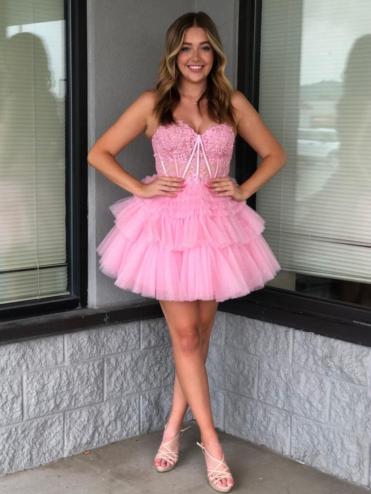 Ivy | Vestido de Regresso a Casa com Decote Coração e Folhos em Linha A