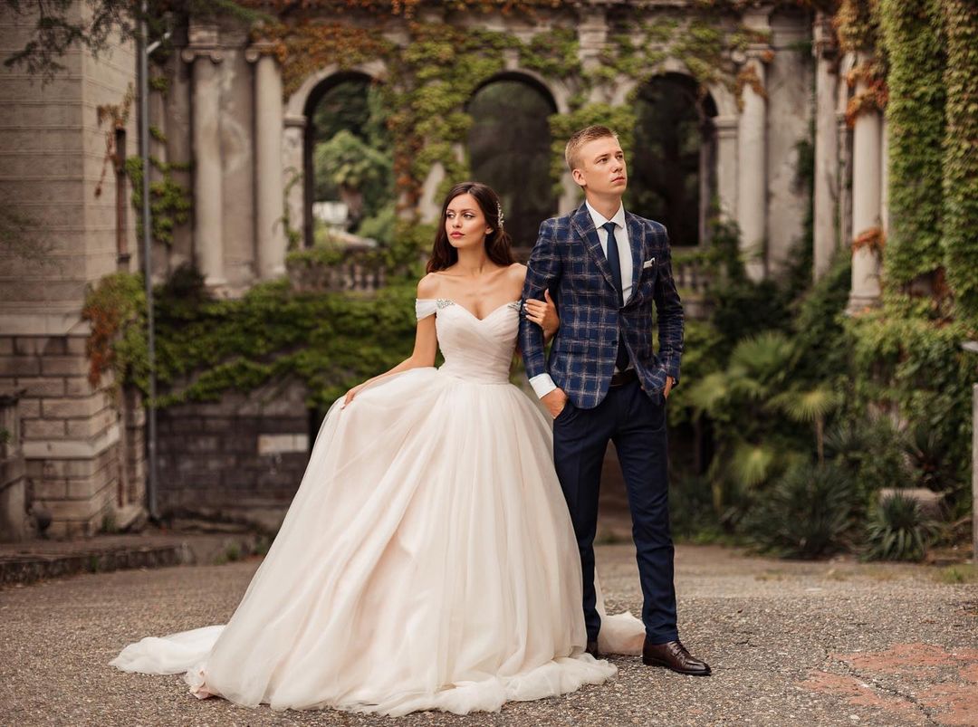 Elegant Tulle Off The Shoulder A Line Long Wedding Dress With Chapel Train