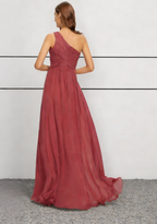 Abito lungo in chiffon rosa polvere con una spalla, corpetto arricciato e strascico