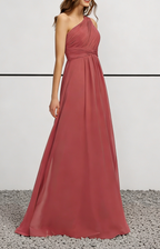 Abito lungo in chiffon rosa polvere con una spalla, corpetto arricciato e strascico