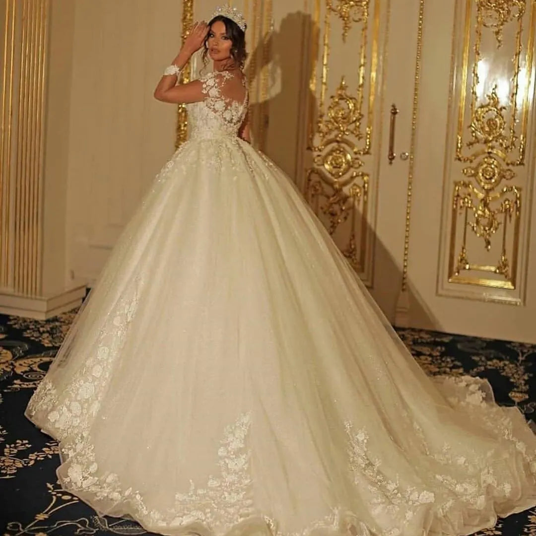 Vestido de noiva elegante com mangas compridas e aplicações de renda