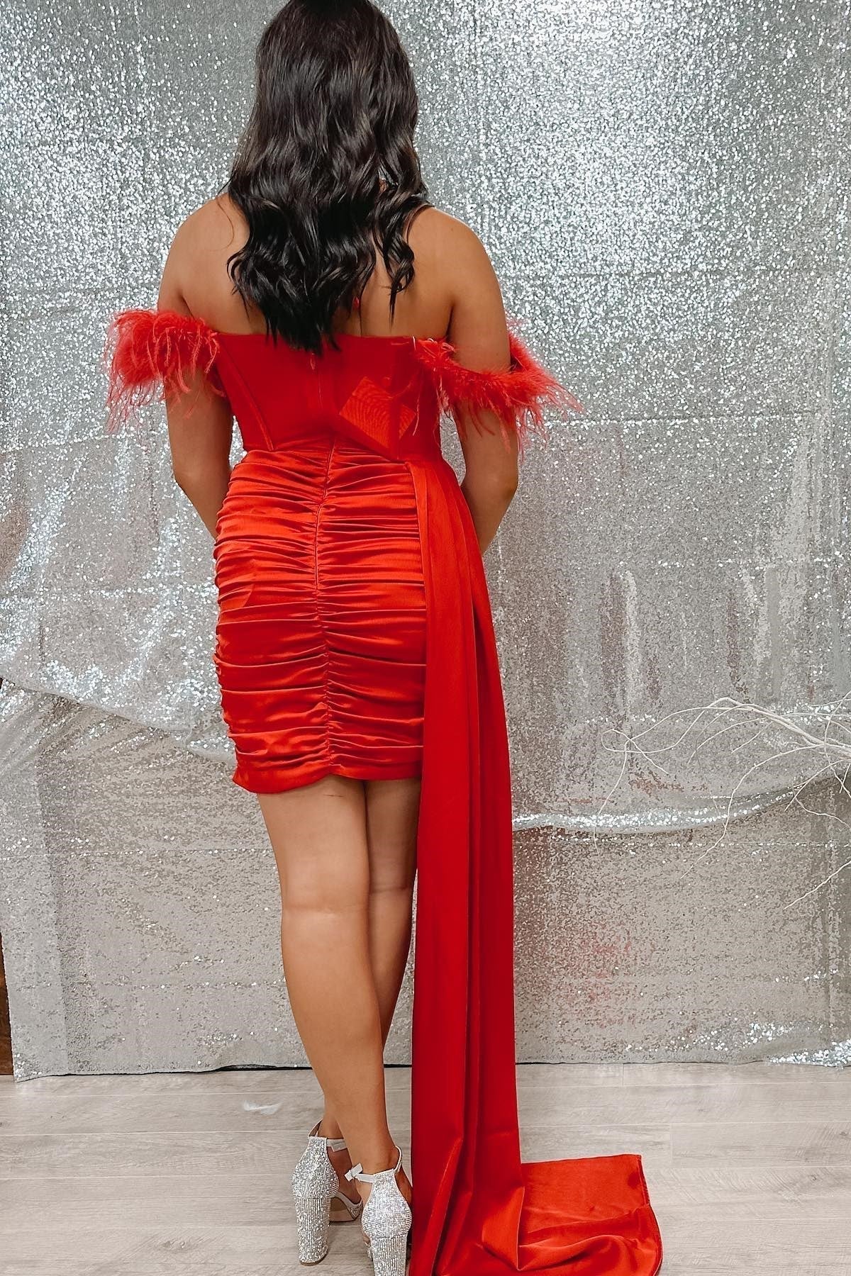 Neckholder-Heimkehrkleid mit Rüschen und angenähter Schleppe
