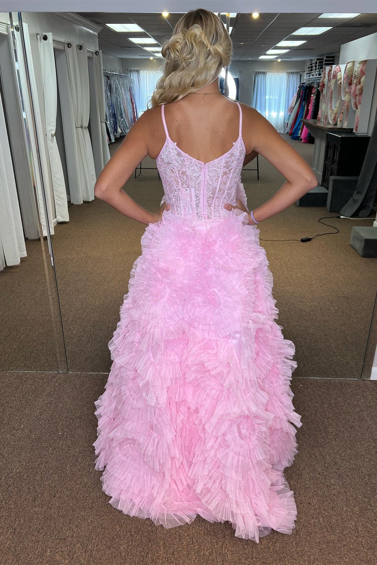 Vestido longo de baile com folhos florais, decote em V profundo e racha