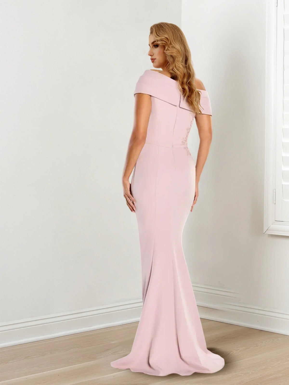 Vestidos de madrina con mangas largas y un solo hombro estilo trompeta/sirena con encaje