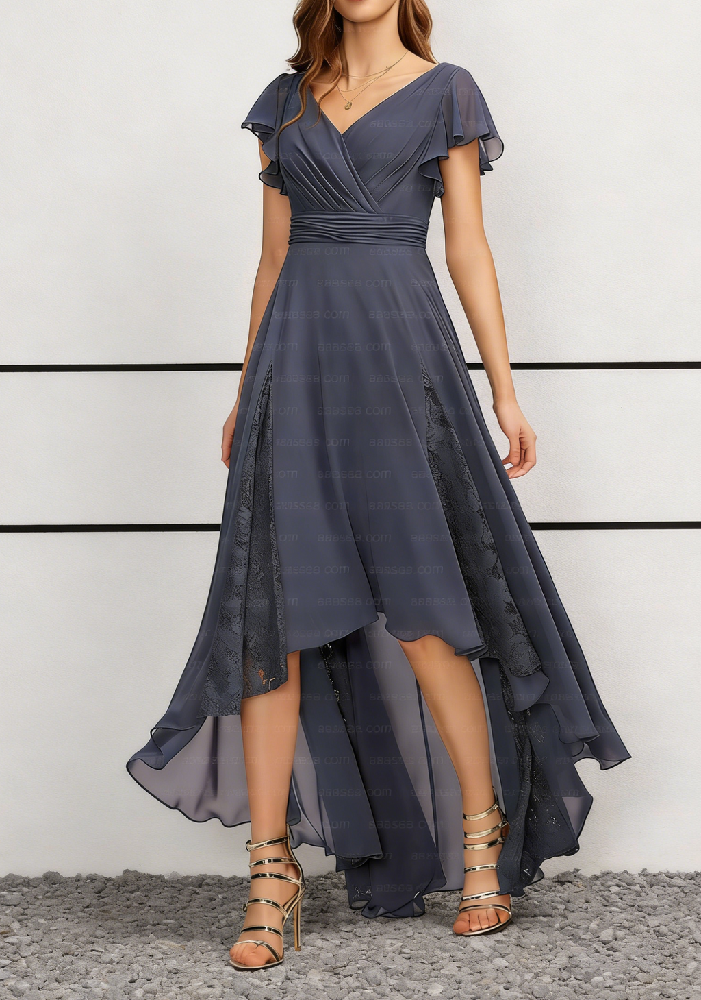 Staubblaues Chiffonkleid mit V-Ausschnitt, hoher-vorderer und niedriger-hinterer Saum, mittellang, mit flatternden Ärmeln und Spitzeneinsätzen