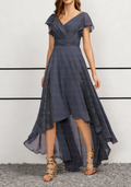 Staubblaues Chiffonkleid mit V-Ausschnitt, hoher-vorderer und niedriger-hinterer Saum, mittellang, mit flatternden Ärmeln und Spitzeneinsätzen