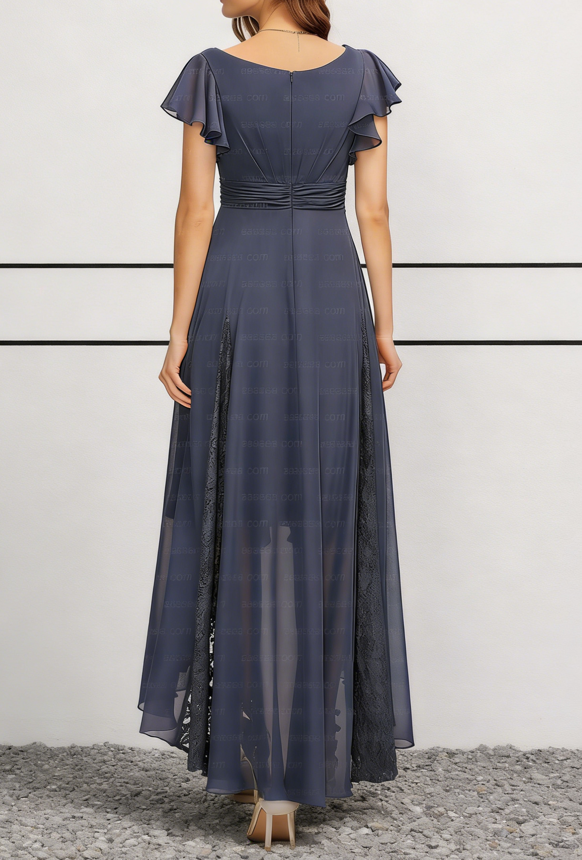 Staubblaues Chiffonkleid mit V-Ausschnitt, hoher-vorderer und niedriger-hinterer Saum, mittellang, mit flatternden Ärmeln und Spitzeneinsätzen
