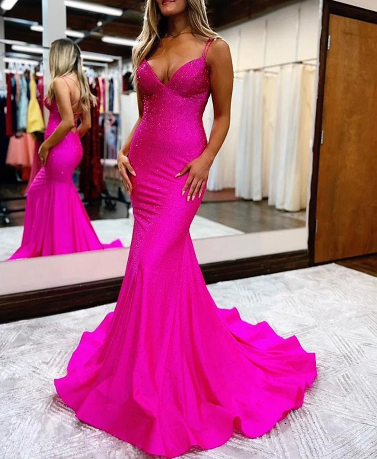 Lilly | Vestido largo de gala de satén con escote en V y cuentas, sirena brillante