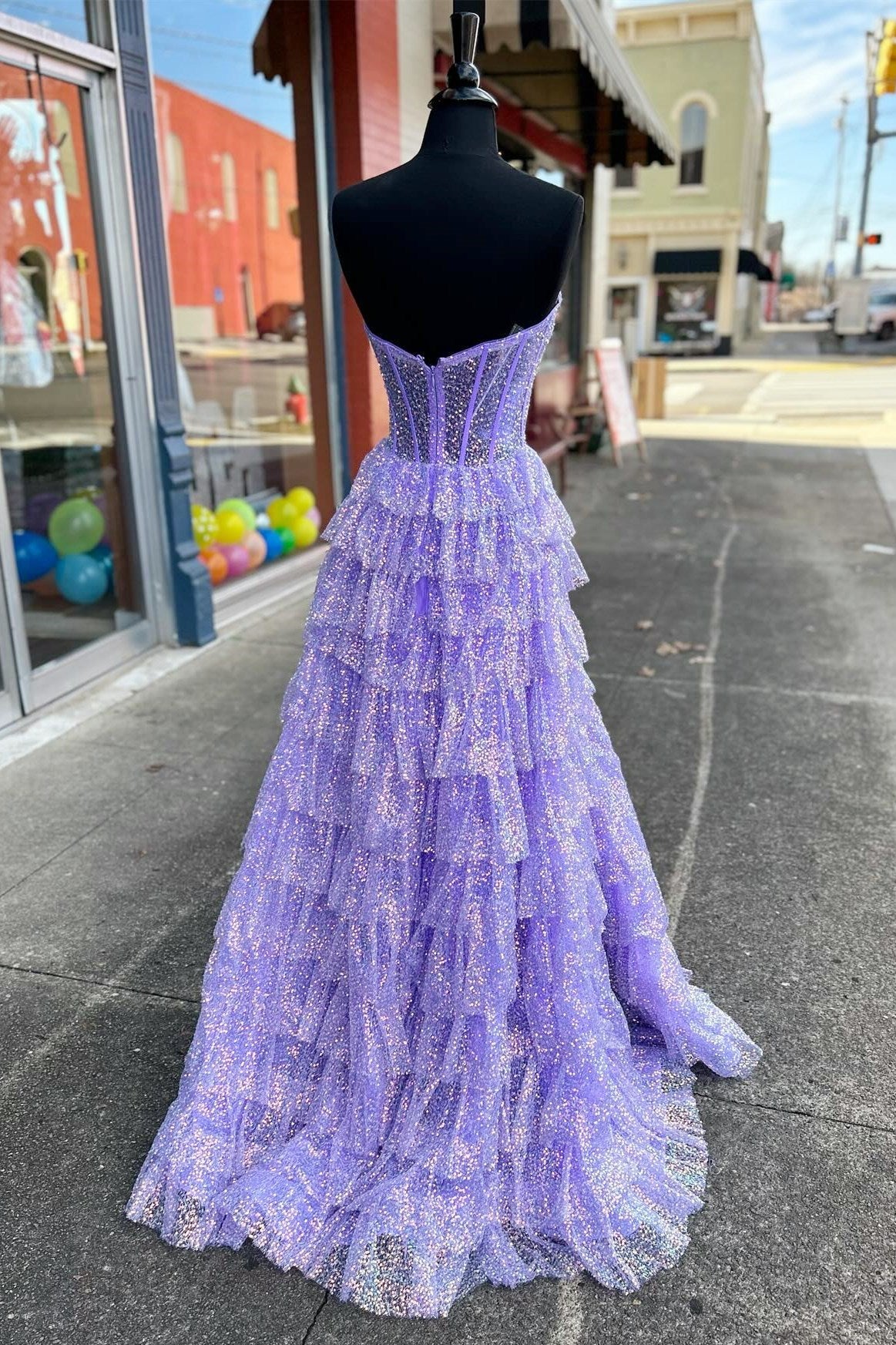 Langes Ballkleid mit Stufendesign, Korsett und Rüschen aus Glitzertüll und Schlitz