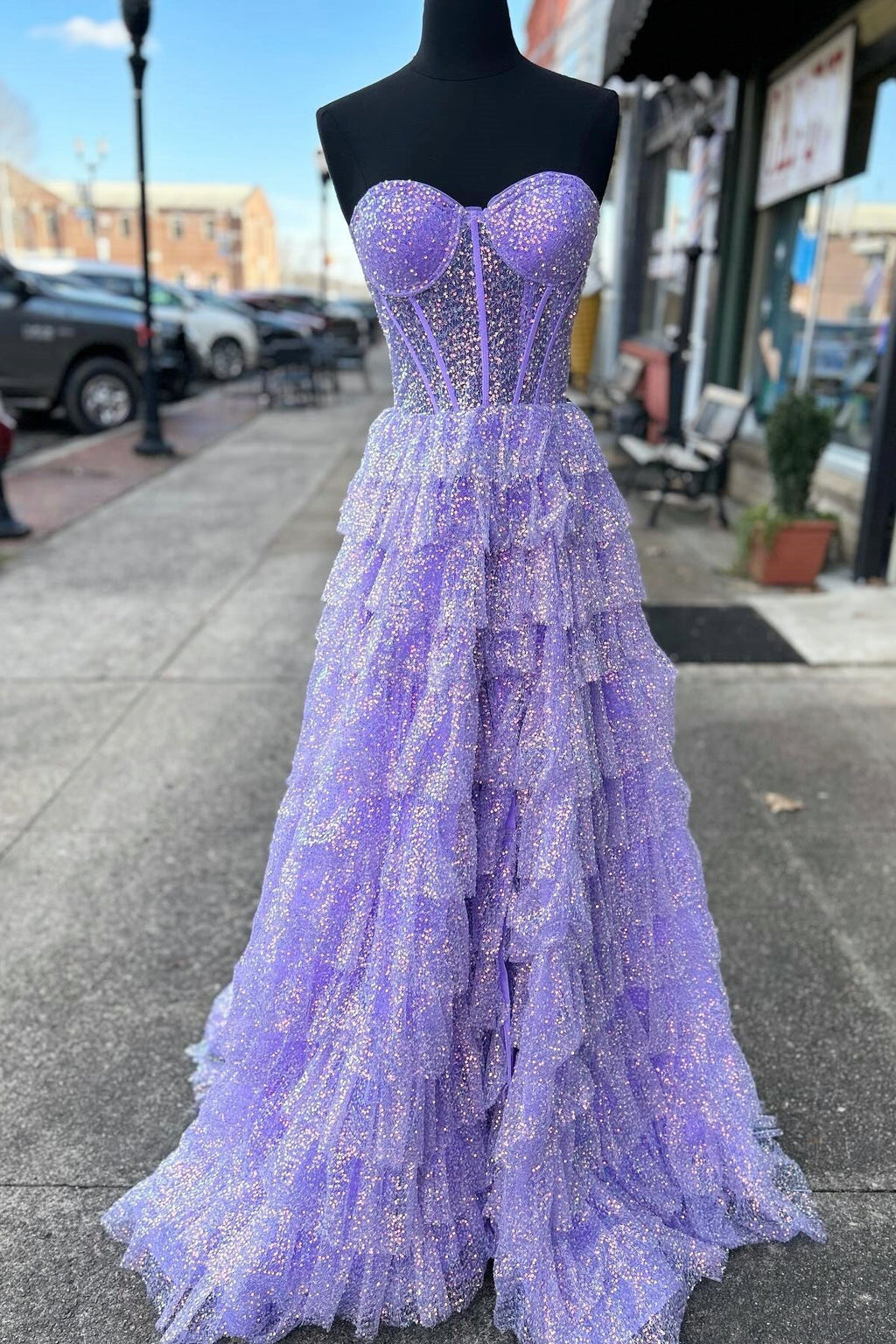 Langes Ballkleid mit Stufendesign, Korsett und Rüschen aus Glitzertüll und Schlitz