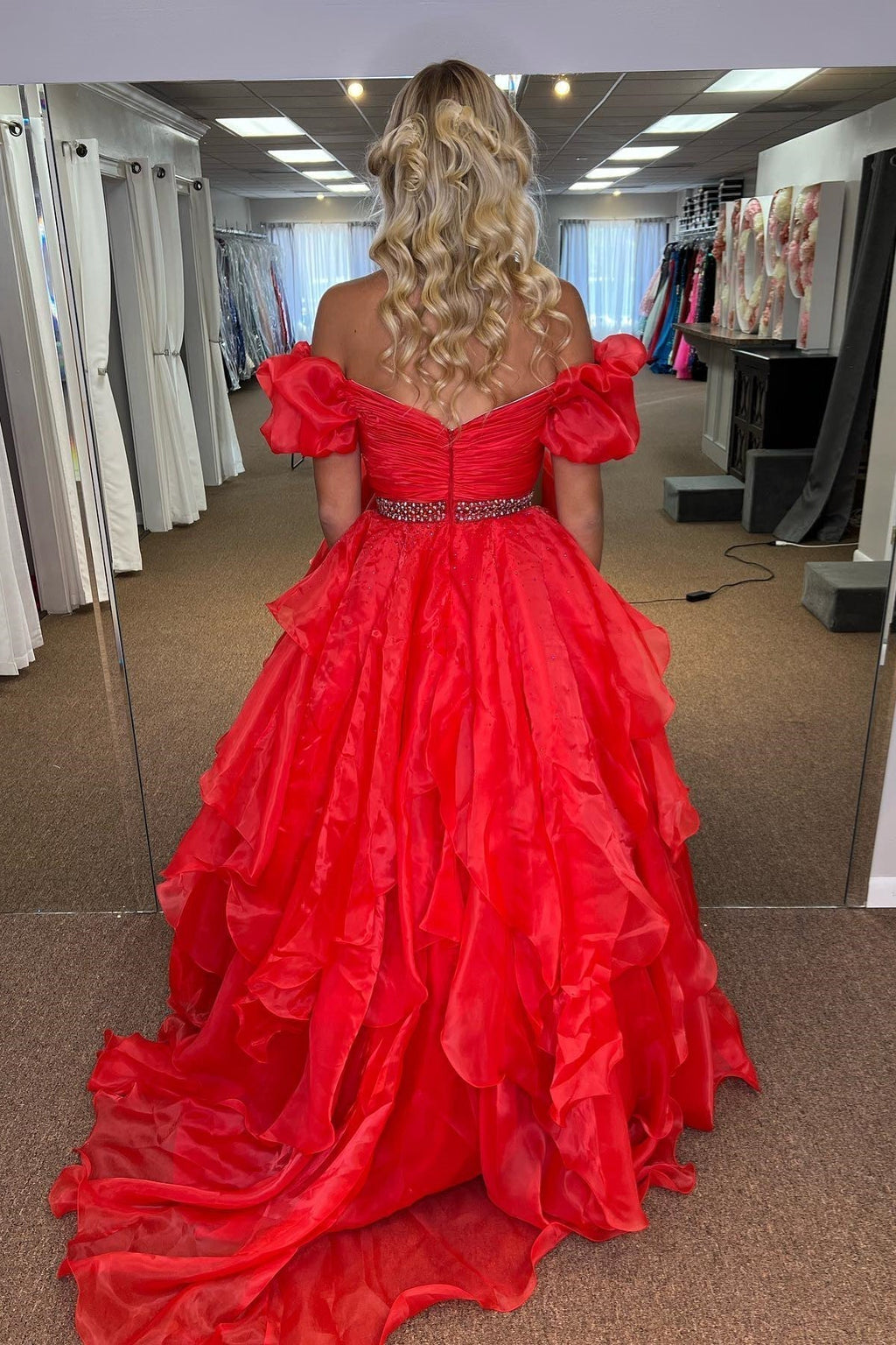 Roycebridal Giovanna | Abito lungo da sera rosso in tulle con strati e perline, scollo a barca