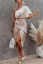Robe drapée en satin à une épaule