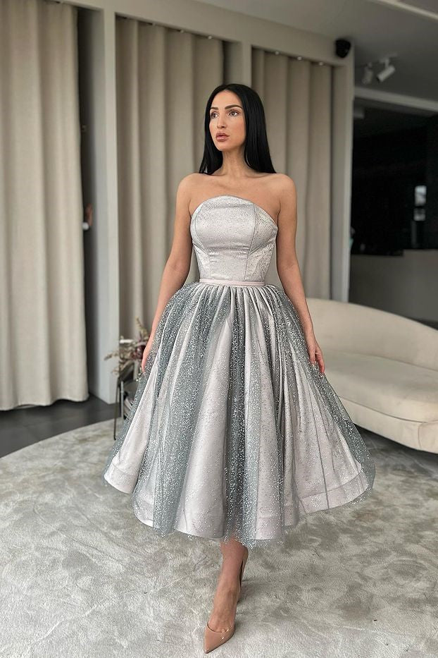 Robe de bal courte argentée en ligne A sans bretelles, volantée avec paillettes et tulle